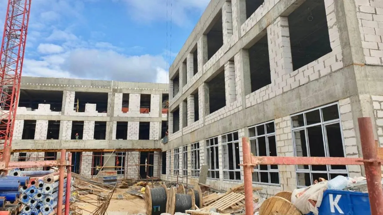 Новую школу в подмосковном поселке Немчиновка начали остеклять