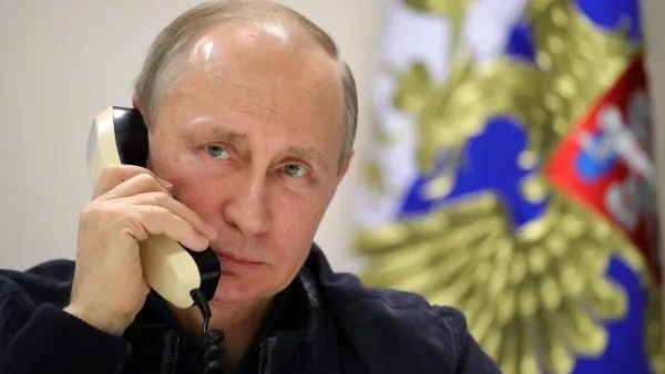Путин и Макрон обсудили по телефону ситуацию вокруг КНДР