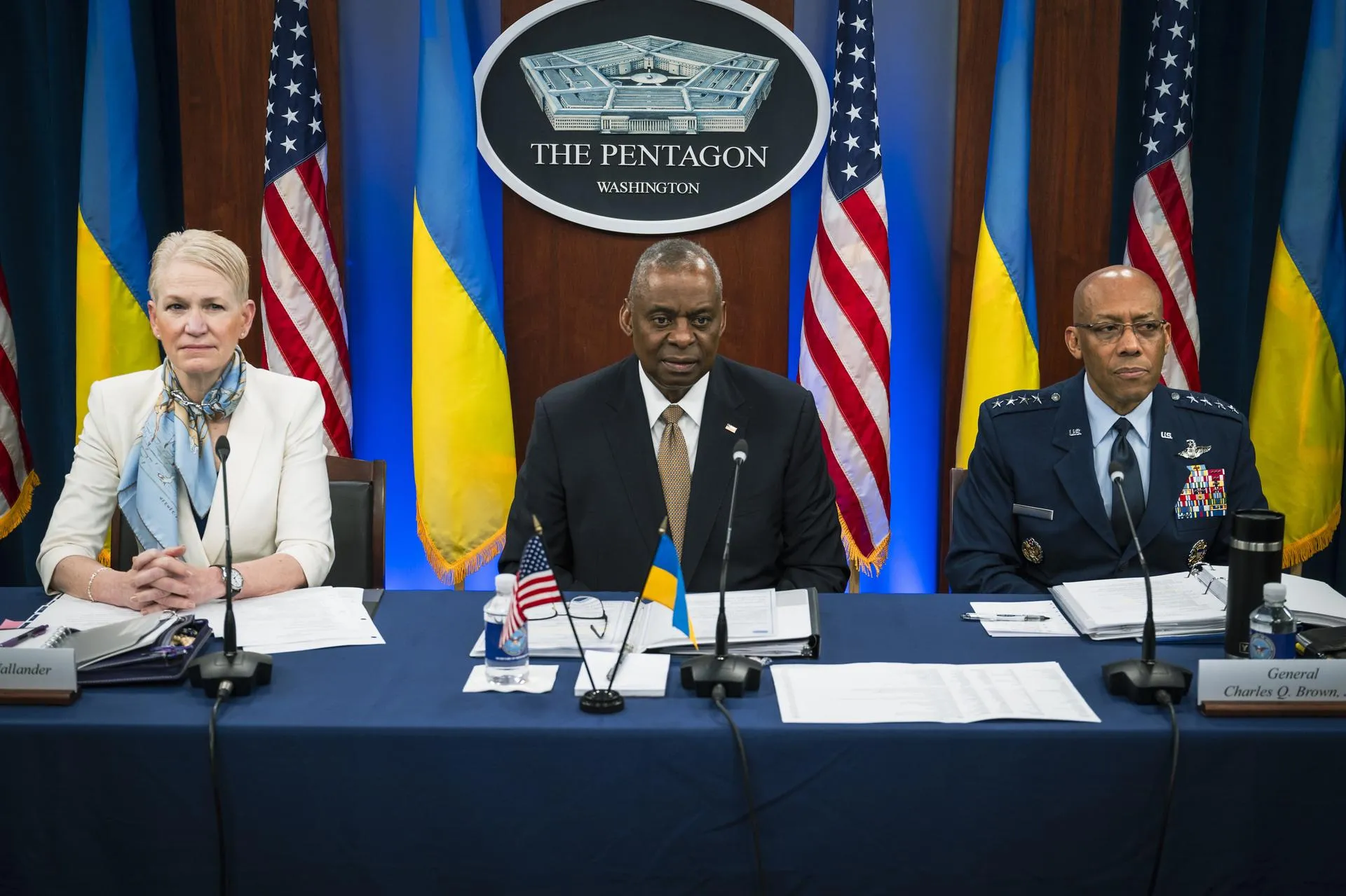 Министр обороны США Ллойд Остин (в середине). Chad Mcneeley/Dod