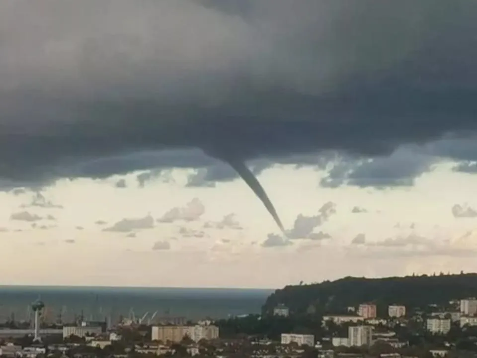 Парад торнадо: над Черным морем появились сразу три смерча