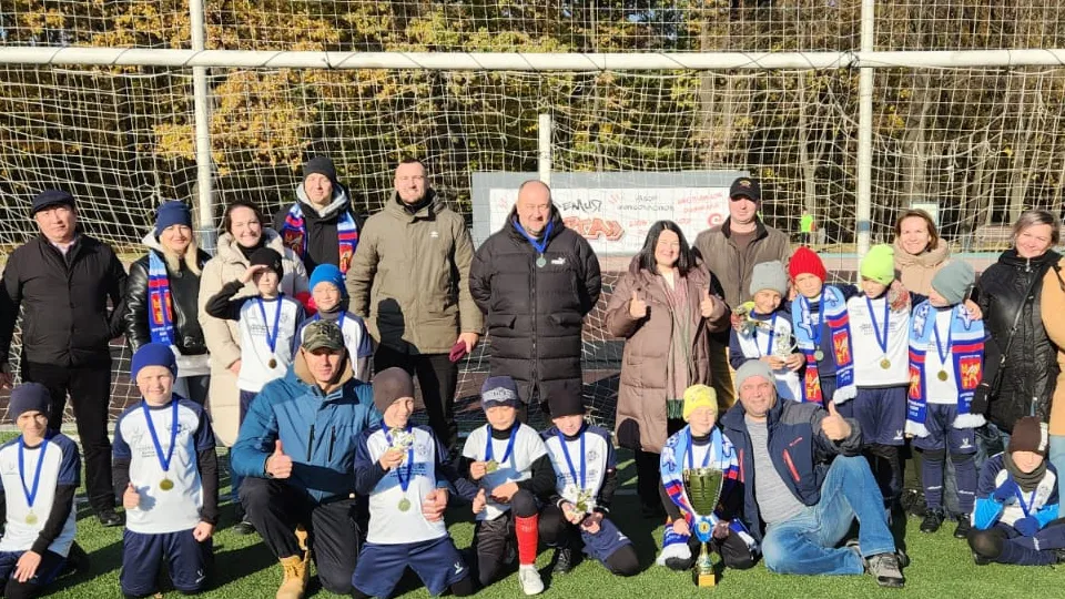 Фото: управление по физической культуре и спорту администрации г. о. Электросталь. На фото: команда СШОР «Кристалл-Восток» с родителями и тренерами