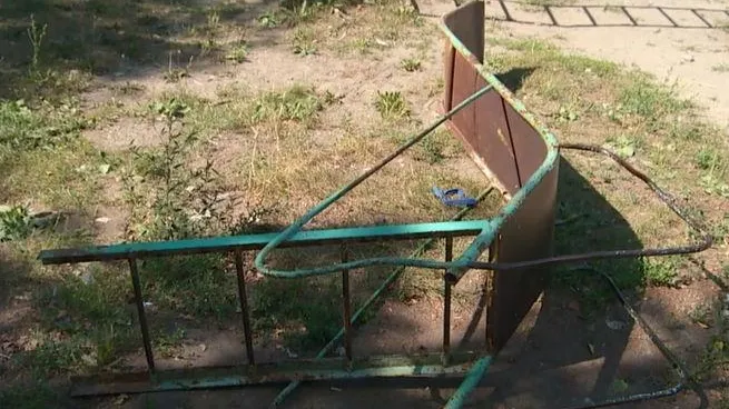 В Алтайском крае на девочку упала металлическая горка