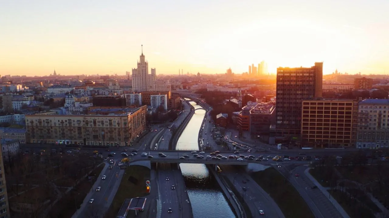 Писатель Глуховский спас свои квартиры в центре Москвы, переписав их на маму