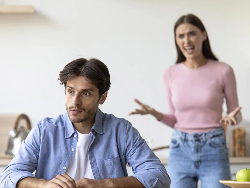 «Не хочет слушать вас после тяжелого дня»: раскрыты неочевидные признаки скорого расставания