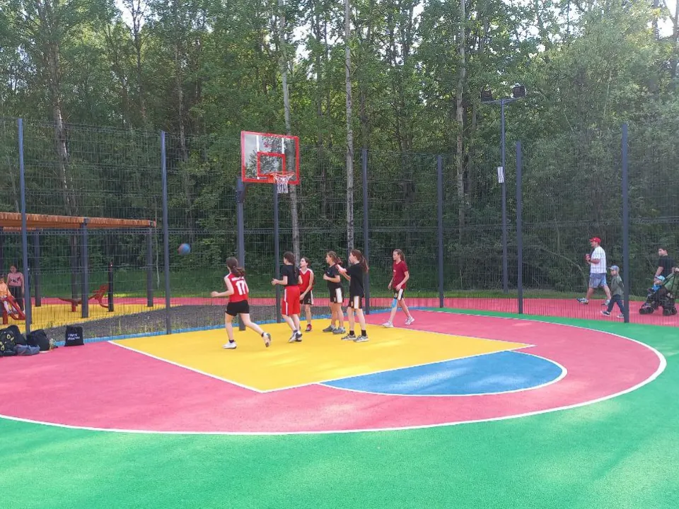 Баскетбольная площадка парка&nbsp;«Авангард». Фото: REGIONS/Олег Книжник