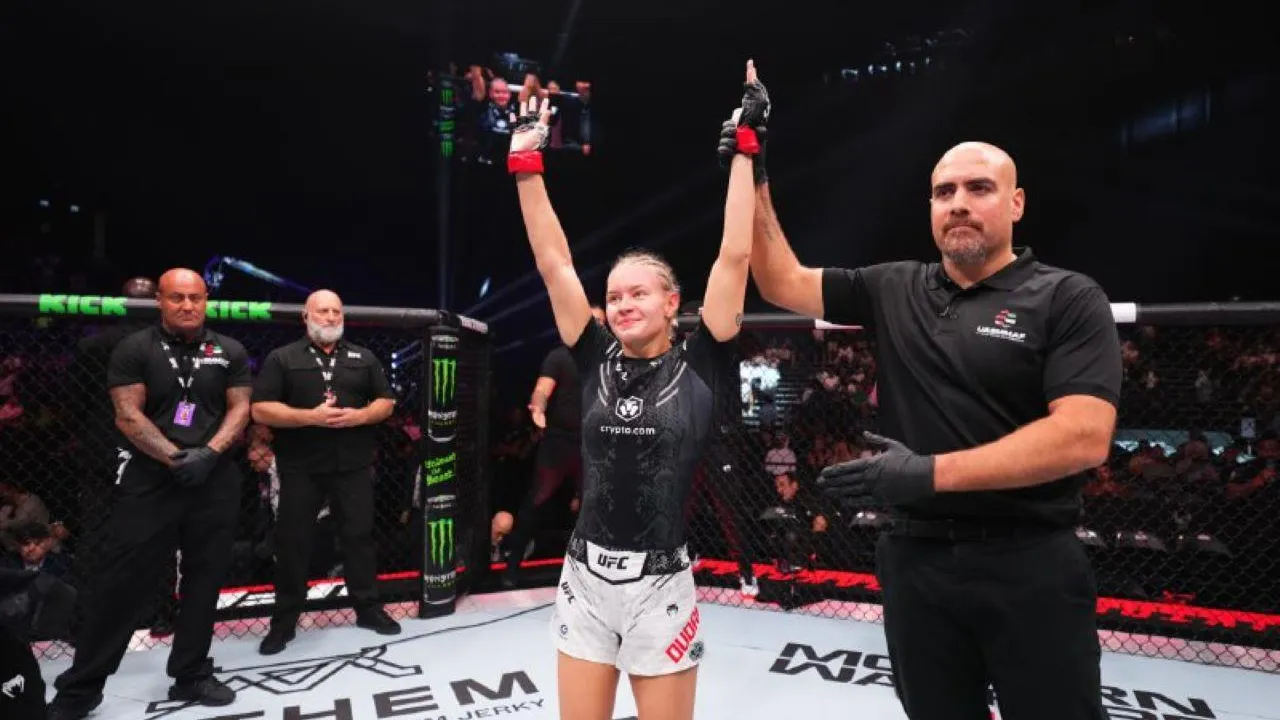 Певец Shaman подарил цветы Дудаковой, которая вышла на бой UFC под его песню «Я русский»