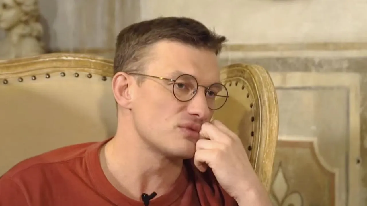 Звезда «Метода» Петр Рыков впервые вышел в свет с юной возлюбленной