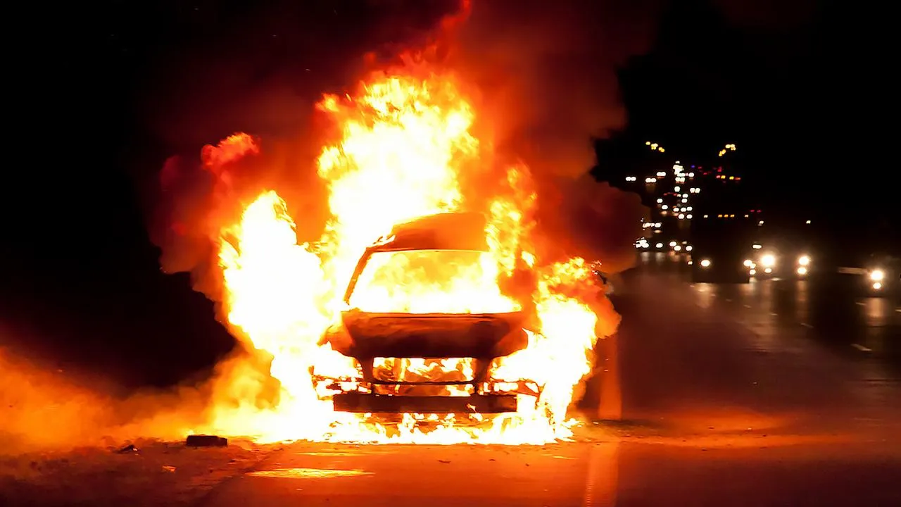 Цепная реакция: еще одна машина взорвалась в Москве 1 декабря