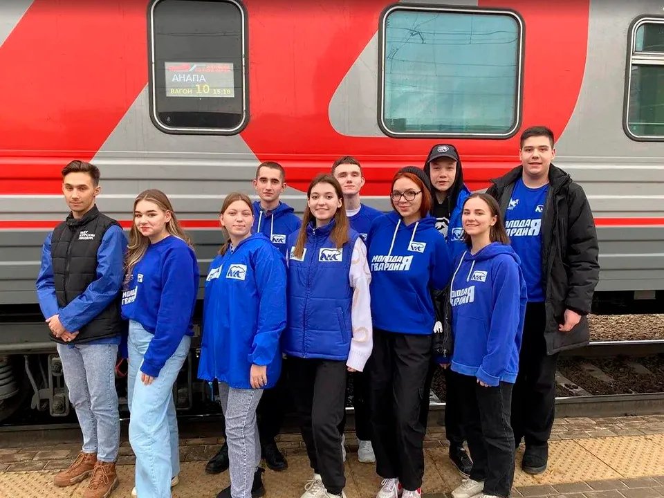 Валерия Афанасьева и Екатерина Суматохина (вторая и третья слева). Фото: «Молодая Гвардия»