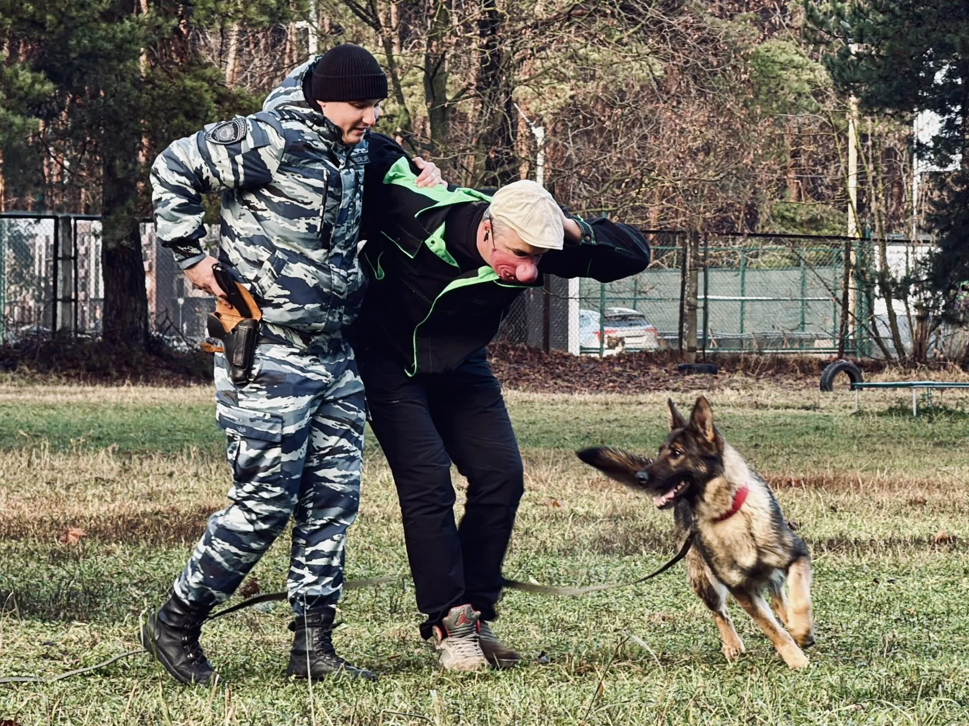 Сержант полиции Данила Черный, младший инспектор-кинолог ЦКС ГУ МВД России по Московской области ( дислокация г. Раменское) и Злата.&nbsp;Фото: МедиаБанк Подмосковья/Ольга Стаферова