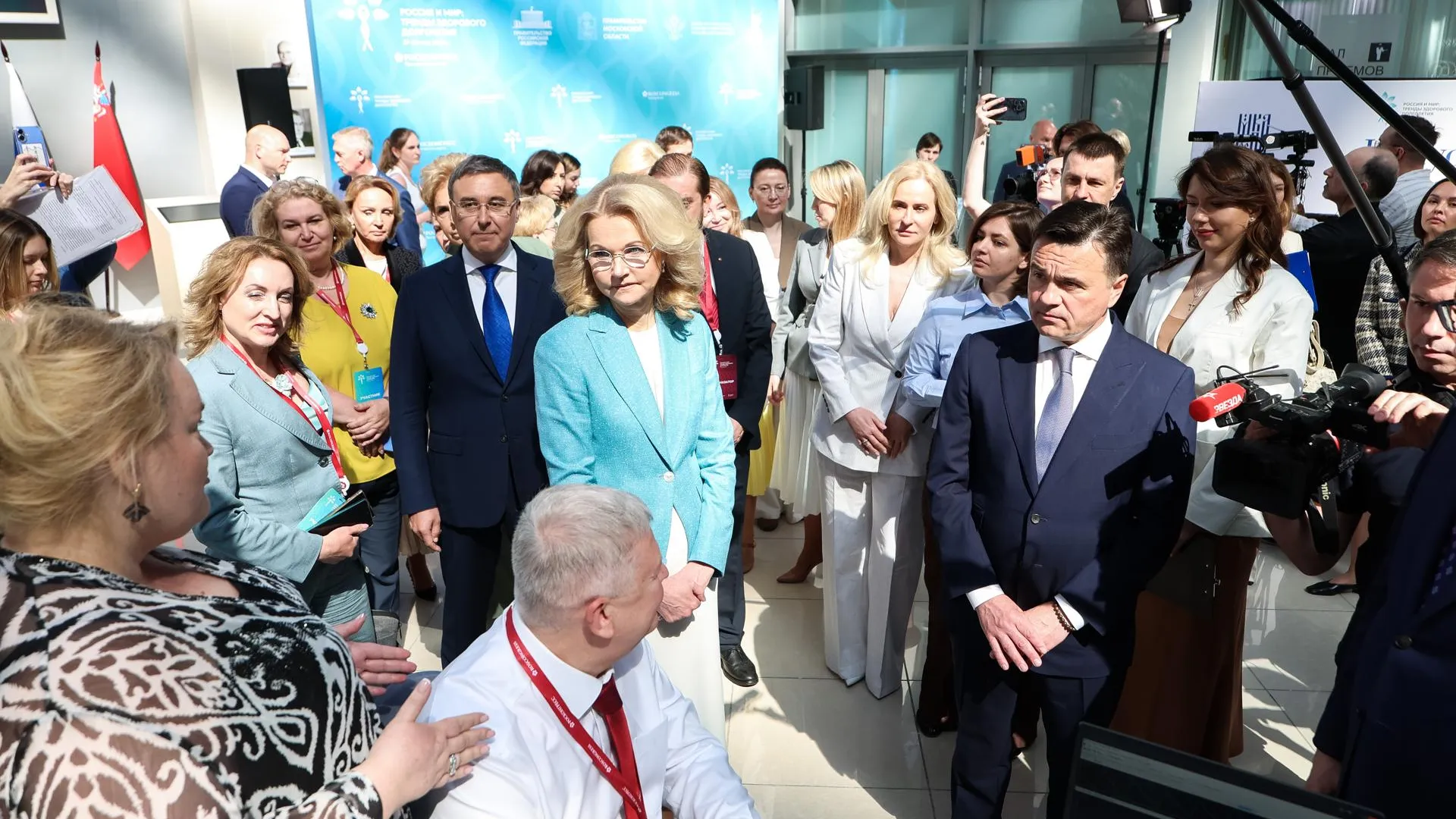 Губернатор Подмосковья посетил форум «Россия и мир: тренды здорового долголетия»