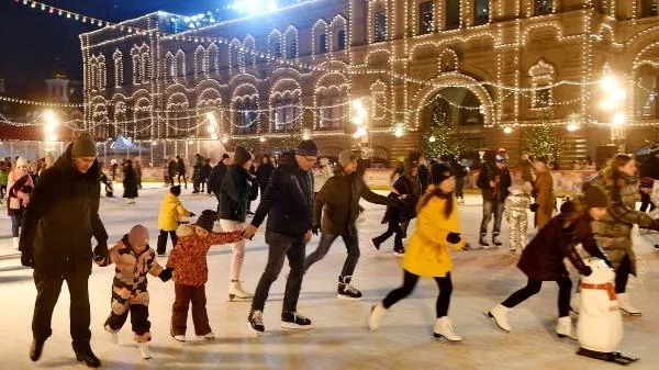 Москвичи смогут взять уроки фигурного катания в 13 парках столицы