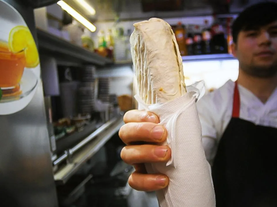 «Предприниматели будут делать все, чтобы удержать клиентов»: экономист успокоил любителей шаурмы