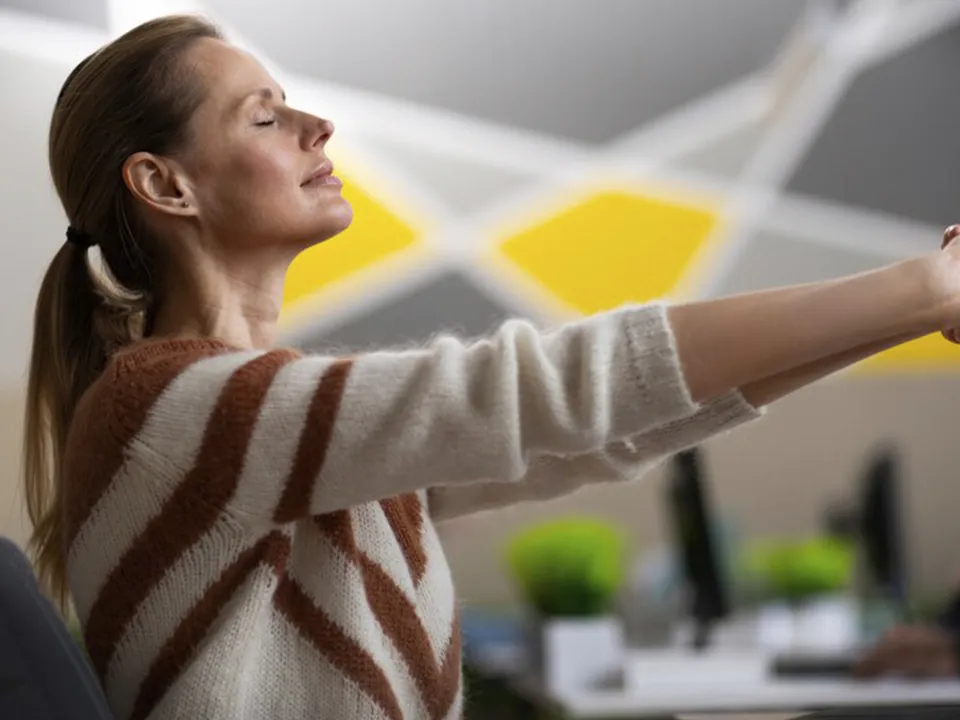 Разминать стопы и пах: как сохранить здоровье офисного работника