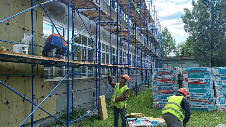 Рабочие ремонтируют корпус Электростальского колледжа на Спортивной улице. Фото: REGIONS/Олег Книжник