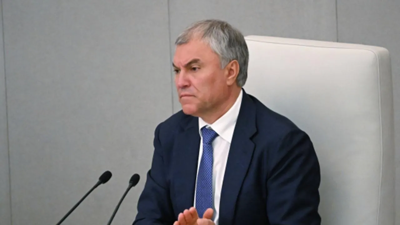 Володин заявил, что покидать Россию в сложные времена должно быть наказуемо