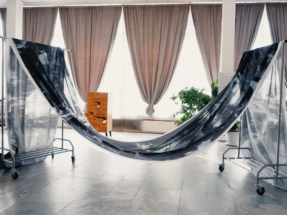 Инсталляция Дарьи Неретиной в Черноголовке. Фото: Дмитрий Егоров