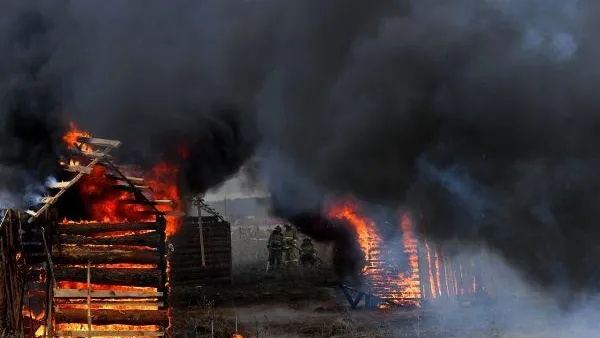 Пожарные ликвидировали возгорание в хозпостройке в Люберцах