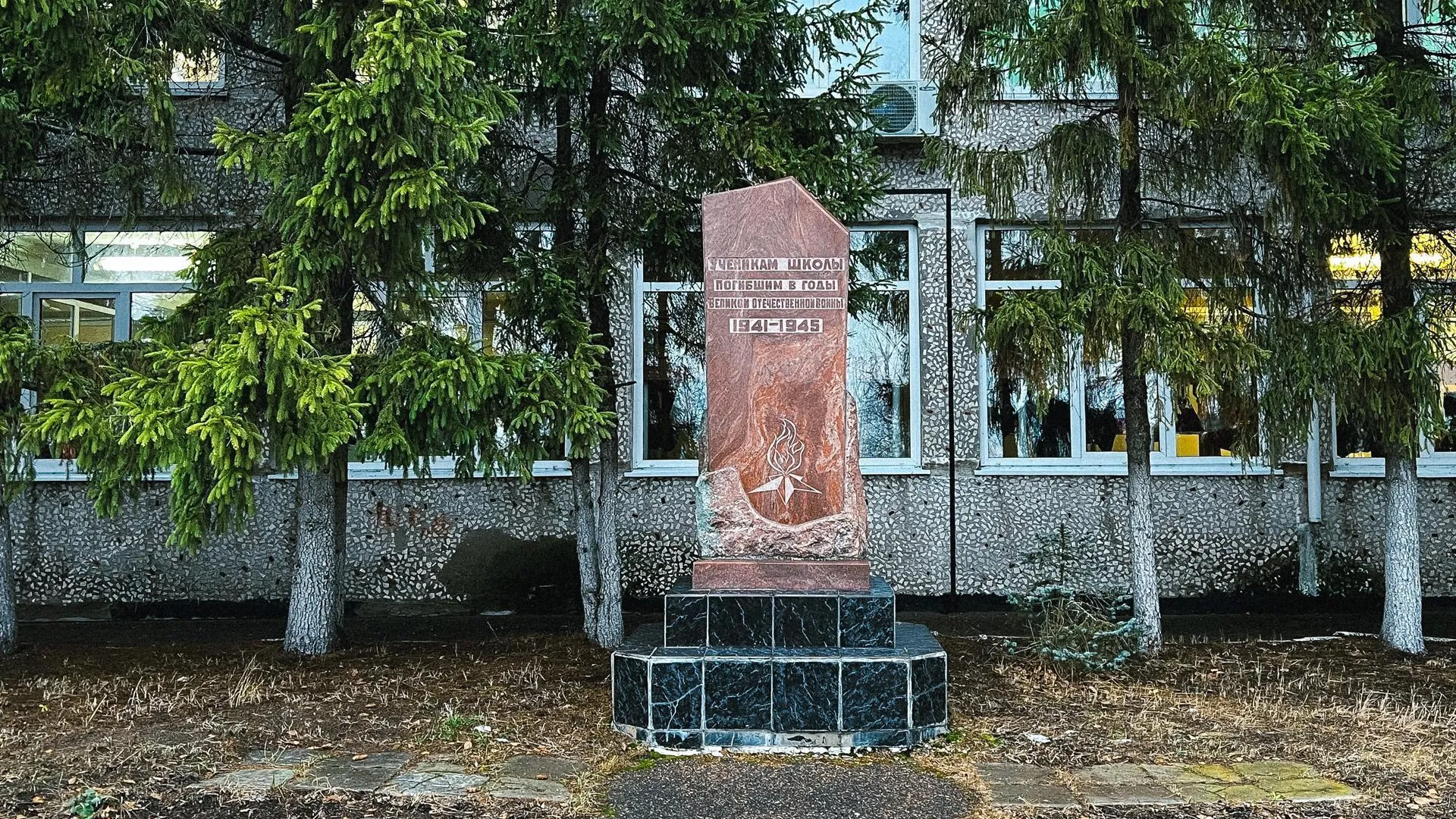 В округе Луховицы почтили память Героев Отечества возложением цветов к мемориалам
