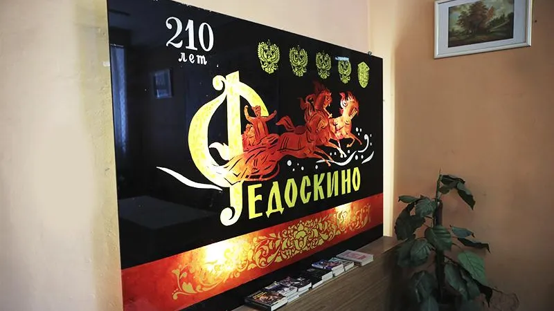 Рекордно большое панно готовят на Федоскинской фабрике