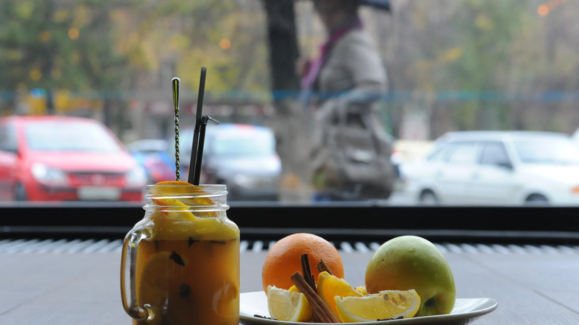 Вода, петрушка и сон: врач рассказала, как правильно избавиться от отеков после застолий