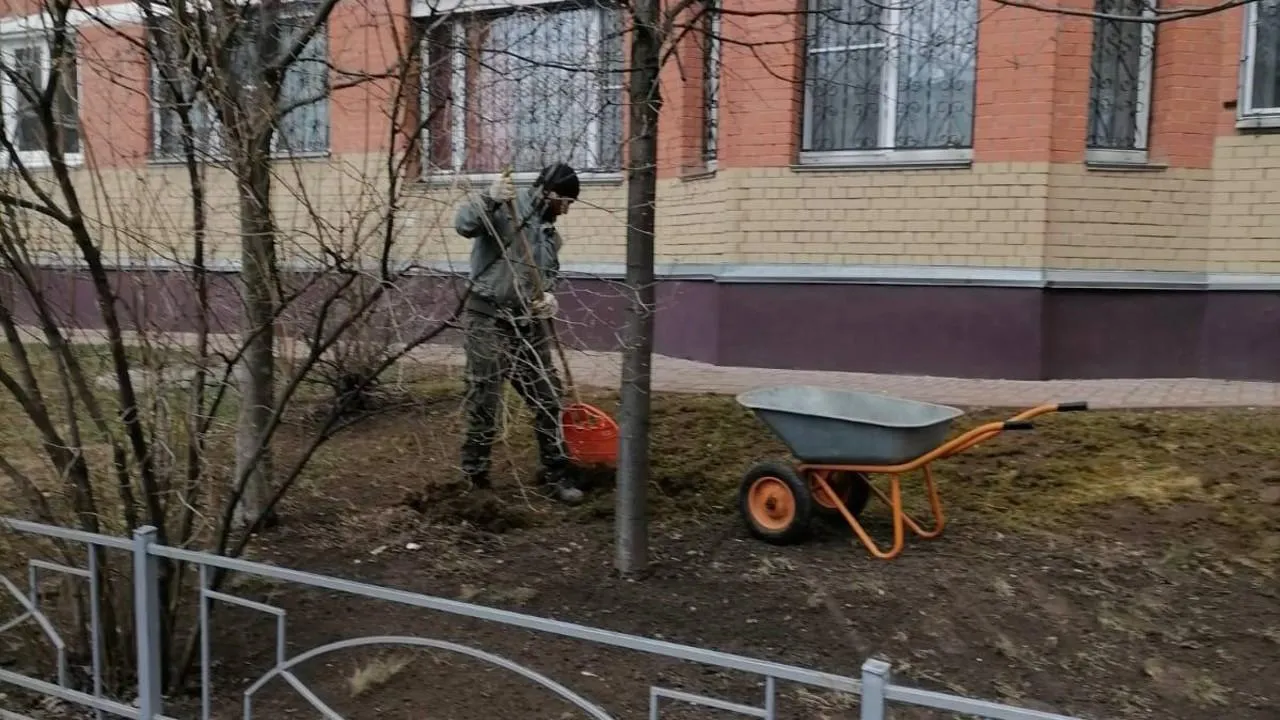 Более 300 сотрудников коммунальных служб вышли на уборку дорог и дворов в Подольске