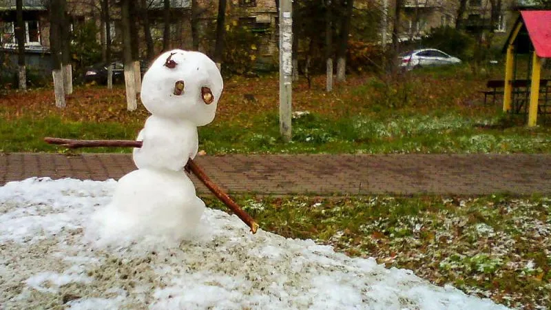 Первого снеговика слепили в Пушкино возле лавочки для влюбленных