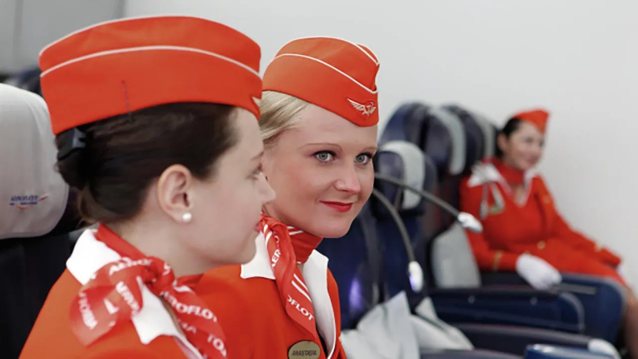 «Я спокойна и уверена в своих действиях»: выяснилось, почему стюардессы держат руки на коленях
