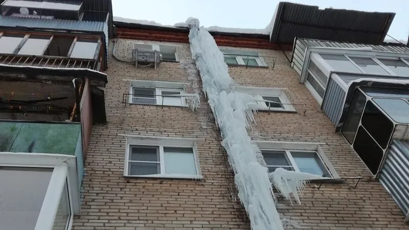 Ледяная глыба обрушилась на двух жительниц Раменского района