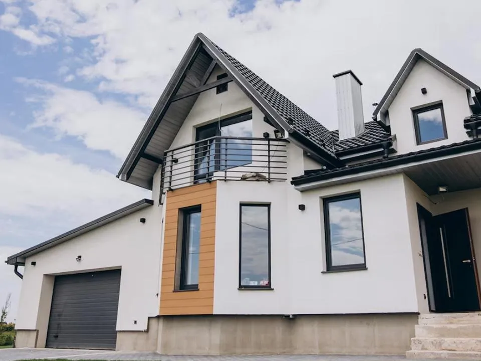 Стройматериалы дешевеют: почему выгодно покупать загородный дом осенью