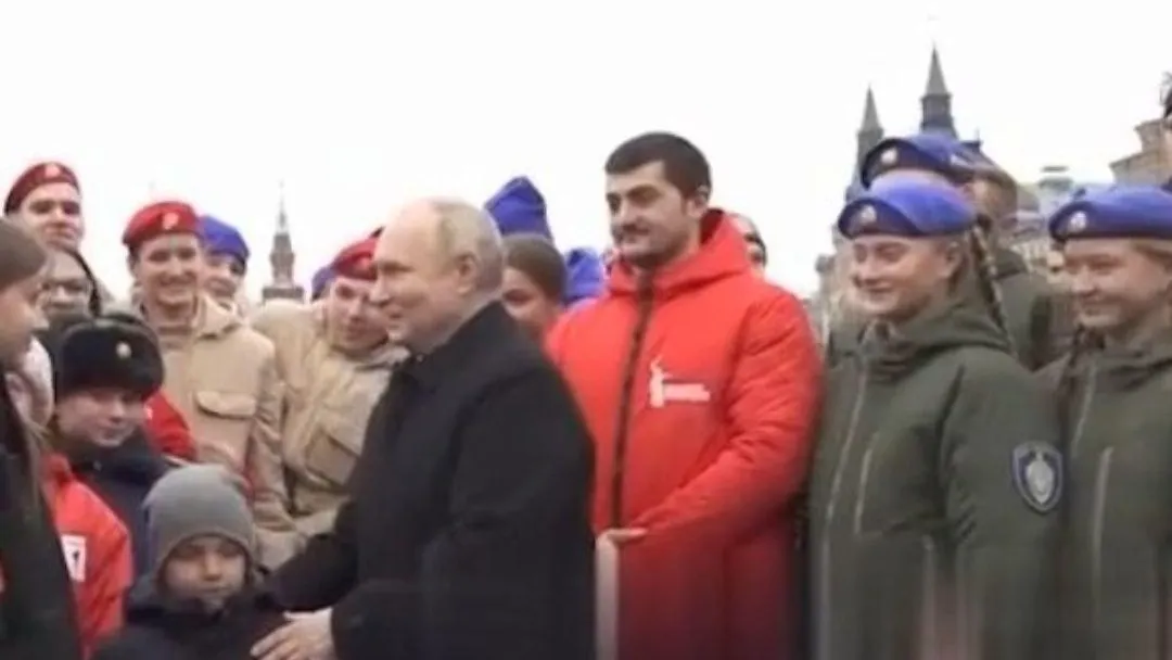 «А вы что, правда Путин?!»: маленький ребенок задал президенту РФ в лицо жизнеутверждающий вопрос