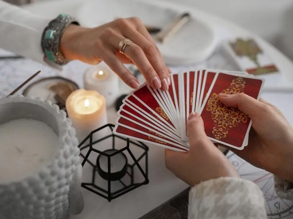 «Зависимы, как от наркотиков»: эзотерик рассказала, в каких случаях можно обращаться к картам таро