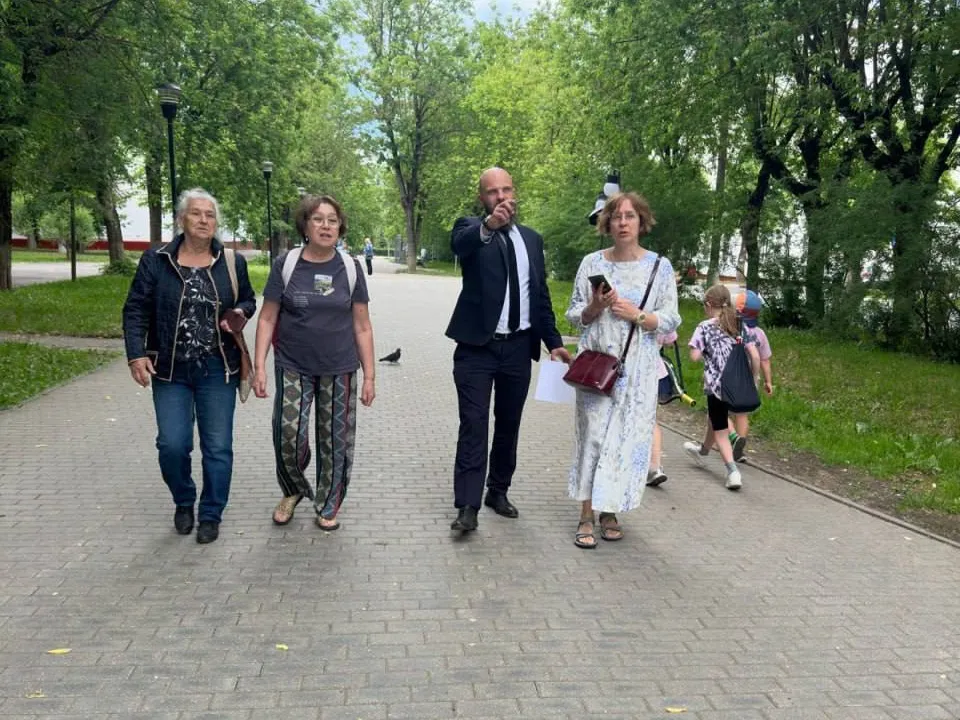 Павел Никишкин осматривает объект и общается с жителями. Фото: пресс-служба Администрации г. о. Фрязино