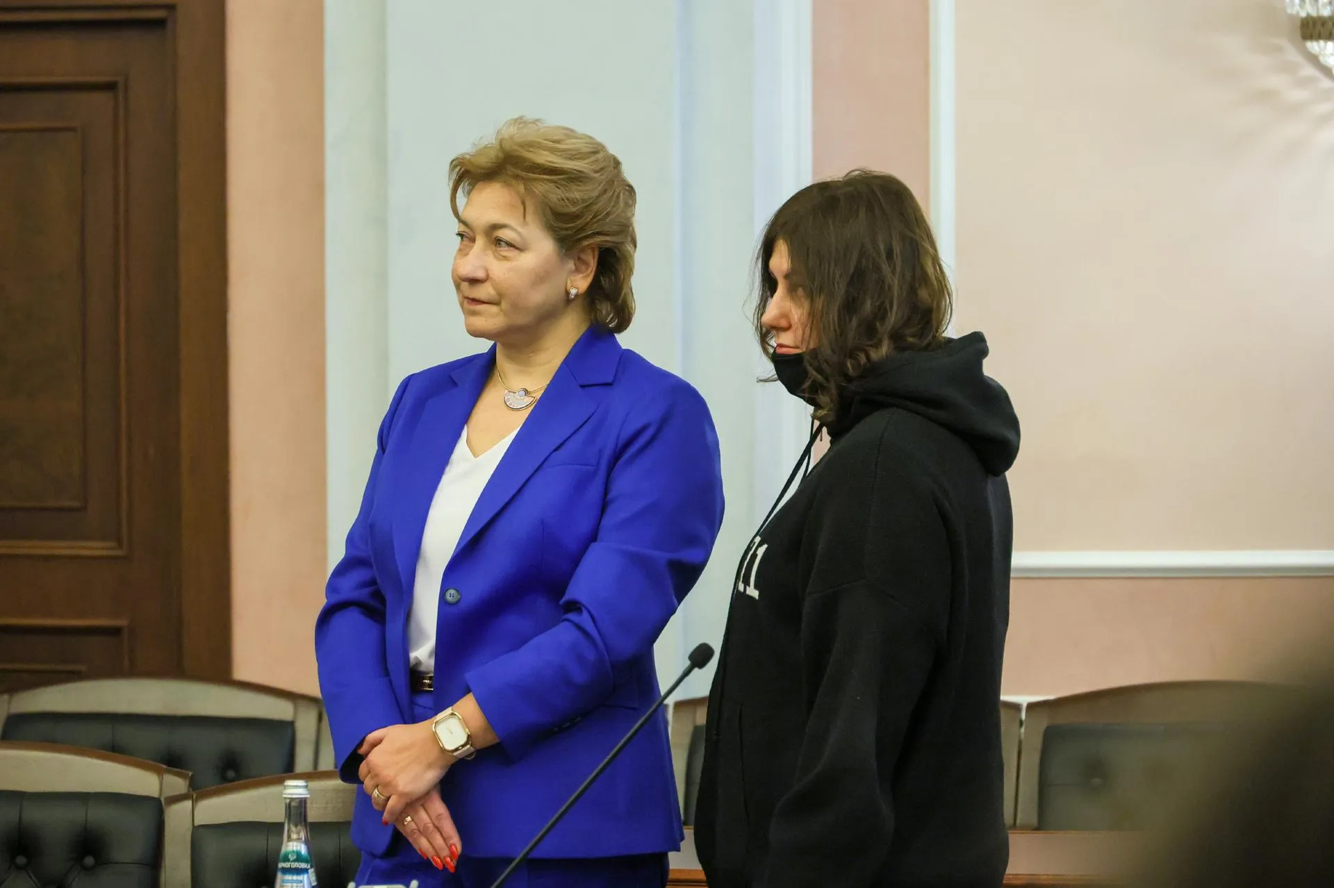 Полина Лурье (справа) с адвокатом. Belkin Alexey/news.ru