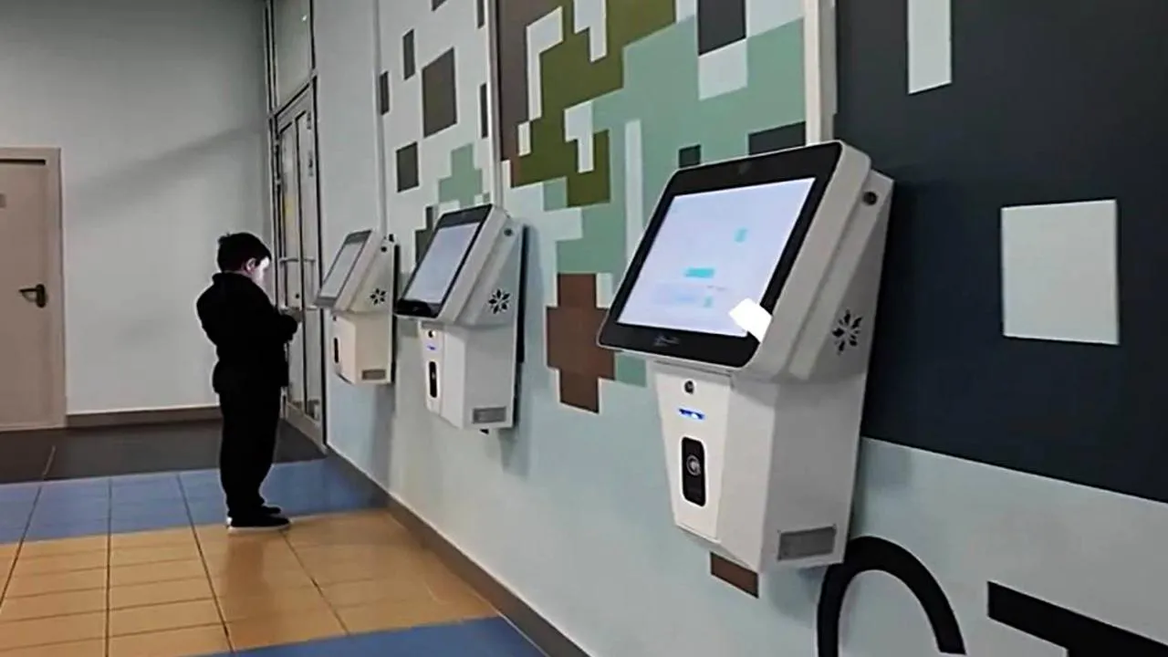 Едим и не контактируем: в школах Подмосковья запустили необычный проект в  столовых