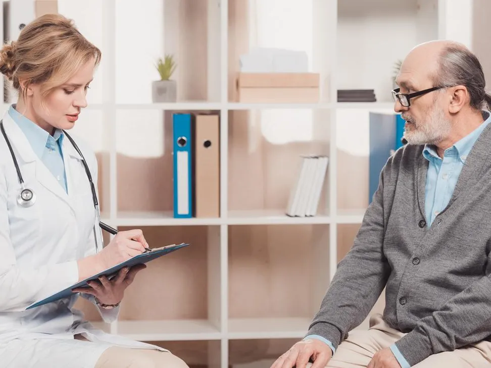 Изменение привычек и интересов: врачи назвали признаки начальной стадии деменции