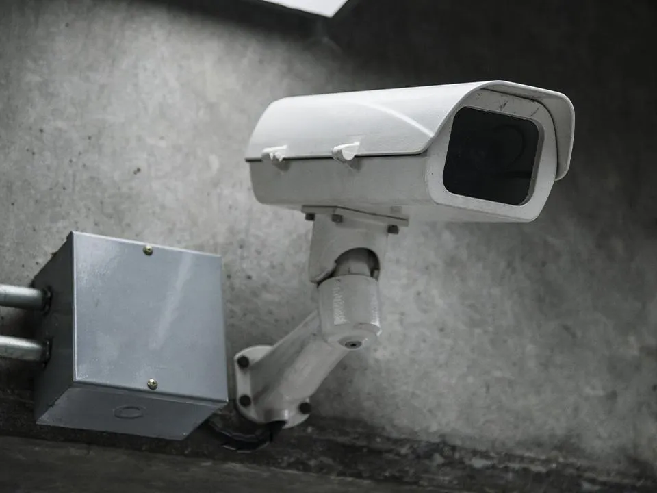 Законом не запрещено: юрист объяснила правила установки камер на лестничных клетках