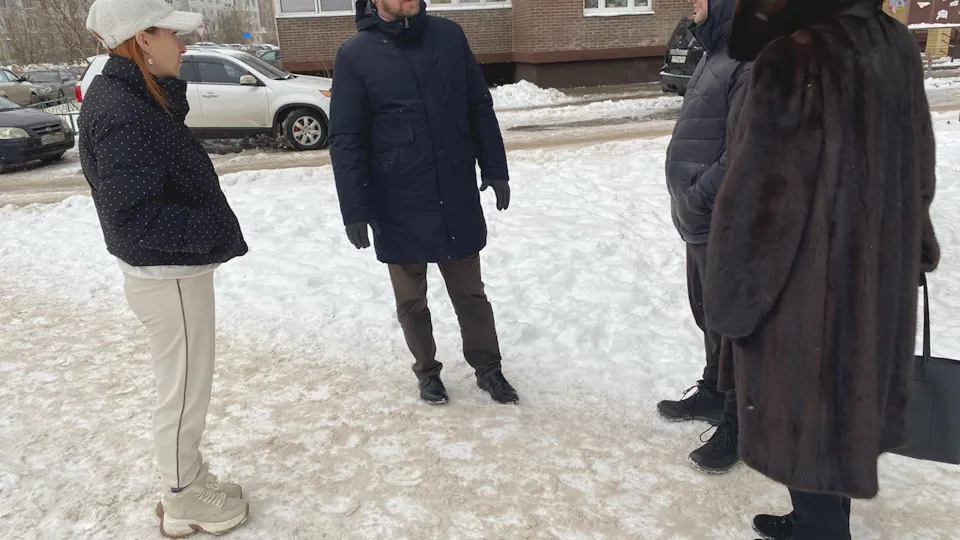 Замглавы округа Михаил Пешков (в центре) на встрече с жителями поселка Юность. Фото: пресс-служба администрации городского округа Лосино-Петровский