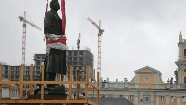 Памятник Горькому установили возле Белорусского вокзала