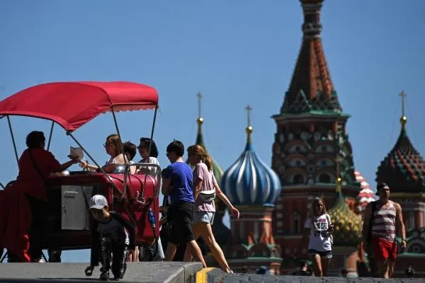 Люди у ларька «Напитки и мороженое» на Красной пощади в Москве