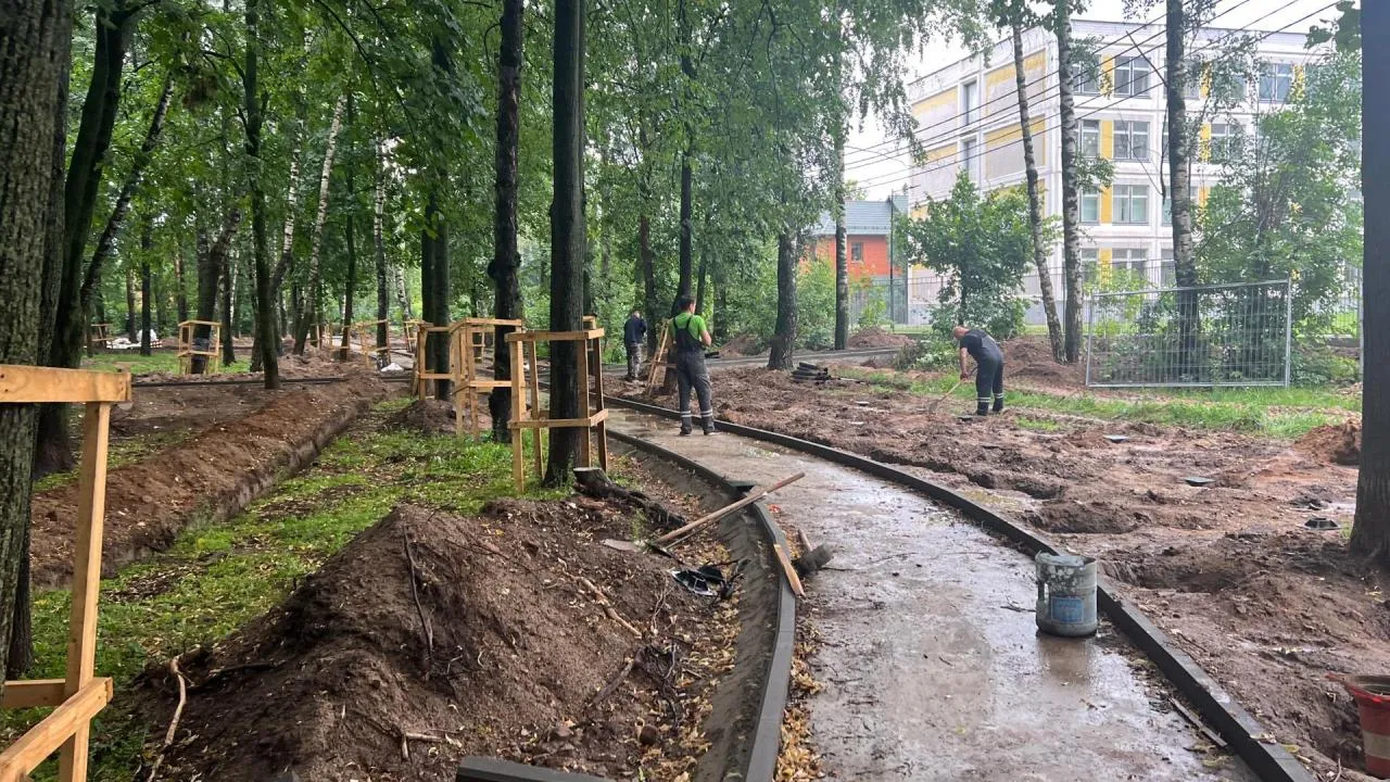 В сквере имени Лизы Чайкиной в Королеве продолжаются работы по благоустройству
