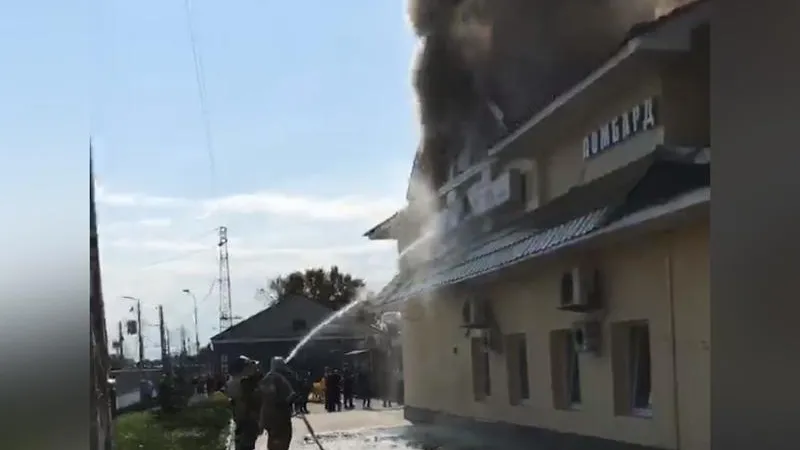 Торговый комплекс выгорел у вокзала в Сергиевом Посаде