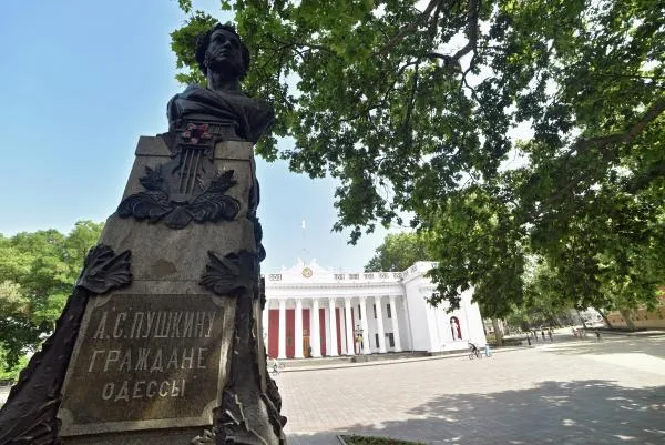 Памятник поэту А.С.Пушкину перед зданием Одесской городской думы, 2015 год.