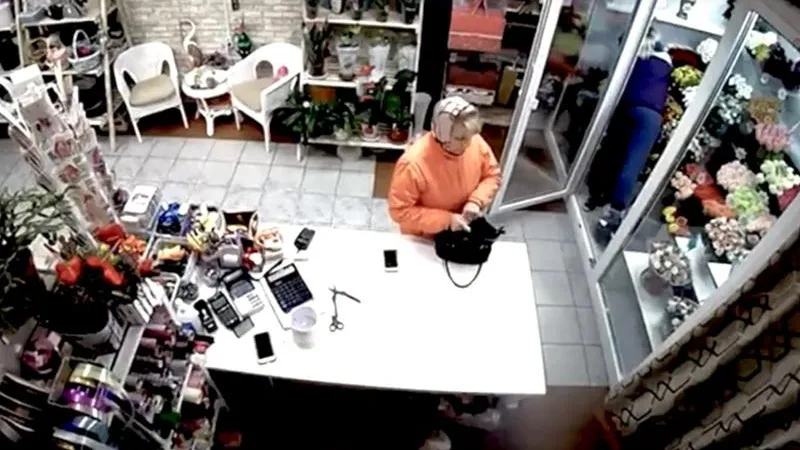 Покупательница цветов в Железнодорожном украла из магазина iPhone