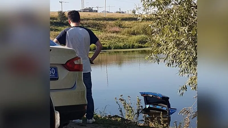 Случайные автолюбители достали из пруда Porsche Cayenne в Ленинском районе