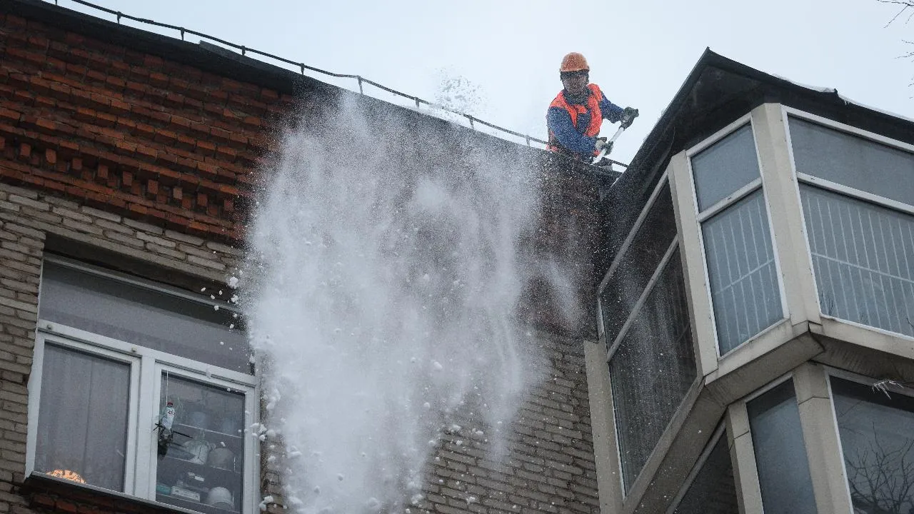 Работники УК Волоколамска начали очищать от снега крыши многоквартирных домов