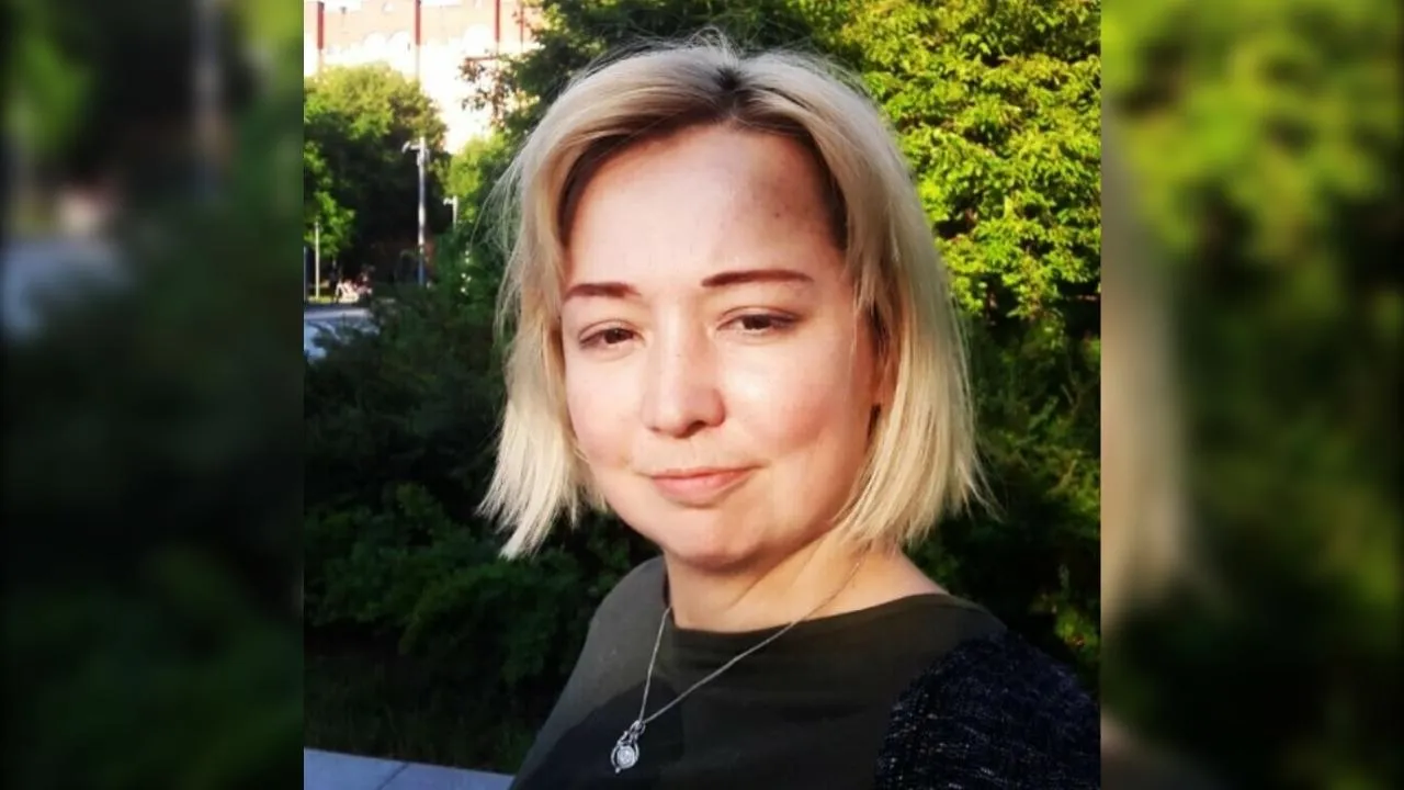 «Синяя помада и очки кота Базилио»: 42-летняя внучка Людмилы Гурченко впервые за долгое время появилась в интернете