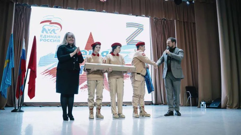 Автомат Калашникова и винтовку Мосина передал депутат Госдумы активистам «Юнармии» в Лотошино