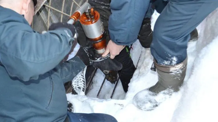 В Уфе спасатели вытащили ребенка, который застрял в металлических прутьях