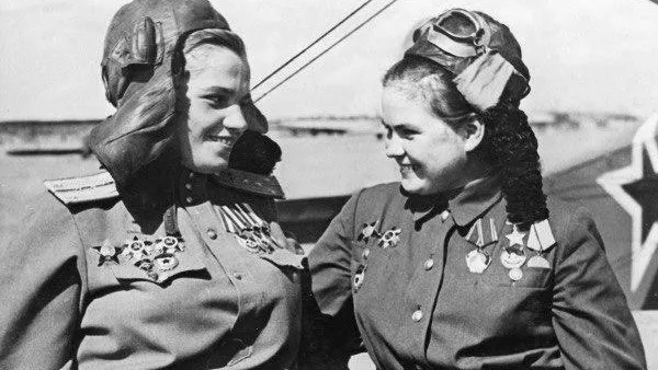 Герои Советского Союза Мария Павловна Чечнева (слева) и Екатерина Васильевна Рябова (справа) у бомбардировщика По-2. Фотография из личного архива Натальи Кравцовой.